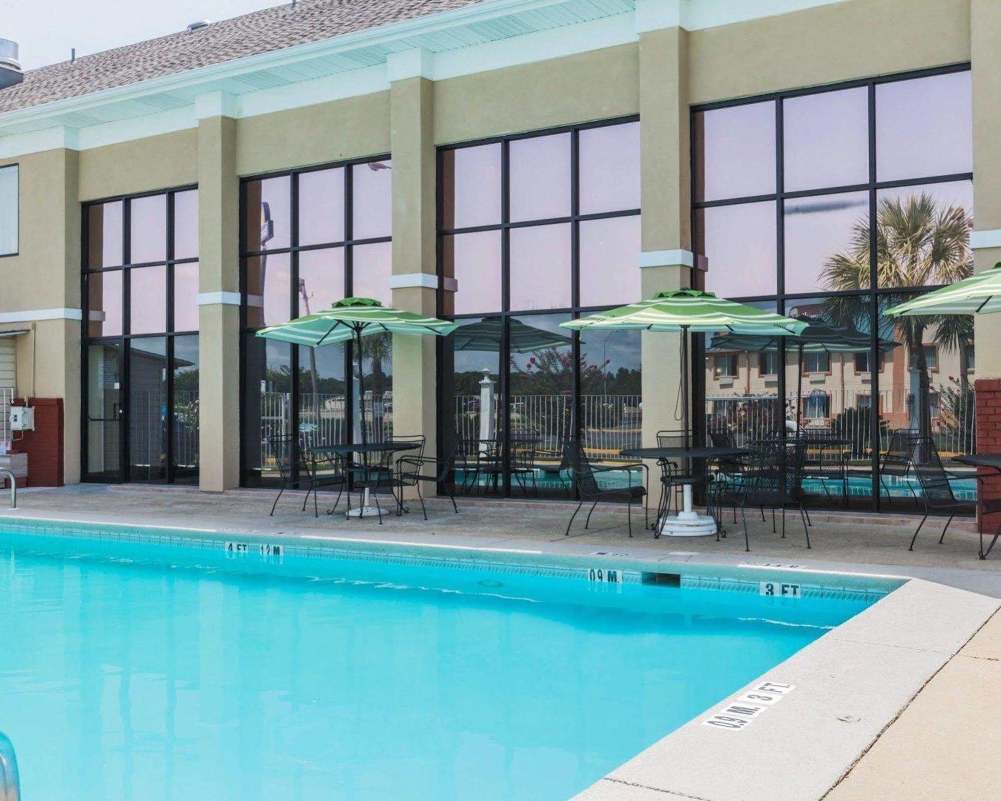 Quality Inn & Suites North Монтгомери Экстерьер фото